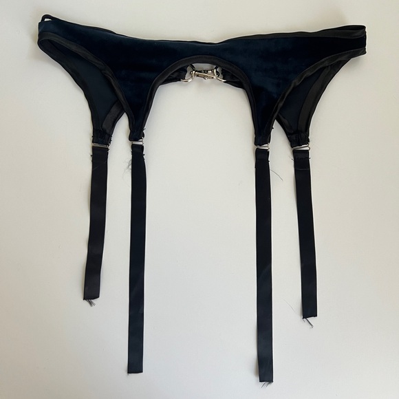 Velvet Lingerie Garter - Picture 2 of 7